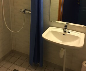 Twin Room (Bed linen and towels are not included) | Bathroom | Shower, hair dryer, toilet paper - Nordkapp Camping (Nordkapp)