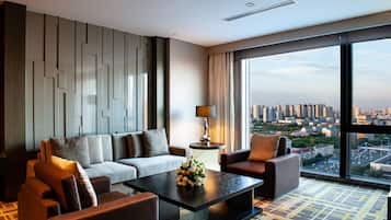 Regency, Suite, 1 King Bed | Minibar, in-room safe, desk, soundproofing