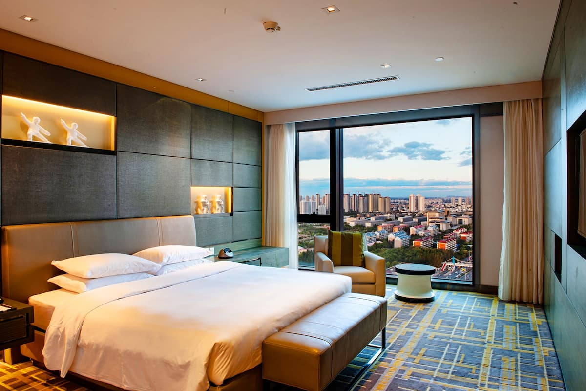Regency executive suite , 1 King Bed | Minibar, in-room safe, desk, soundproofing