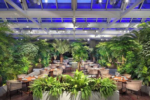 2 restaurants; breakfast, lunch, and dinner served