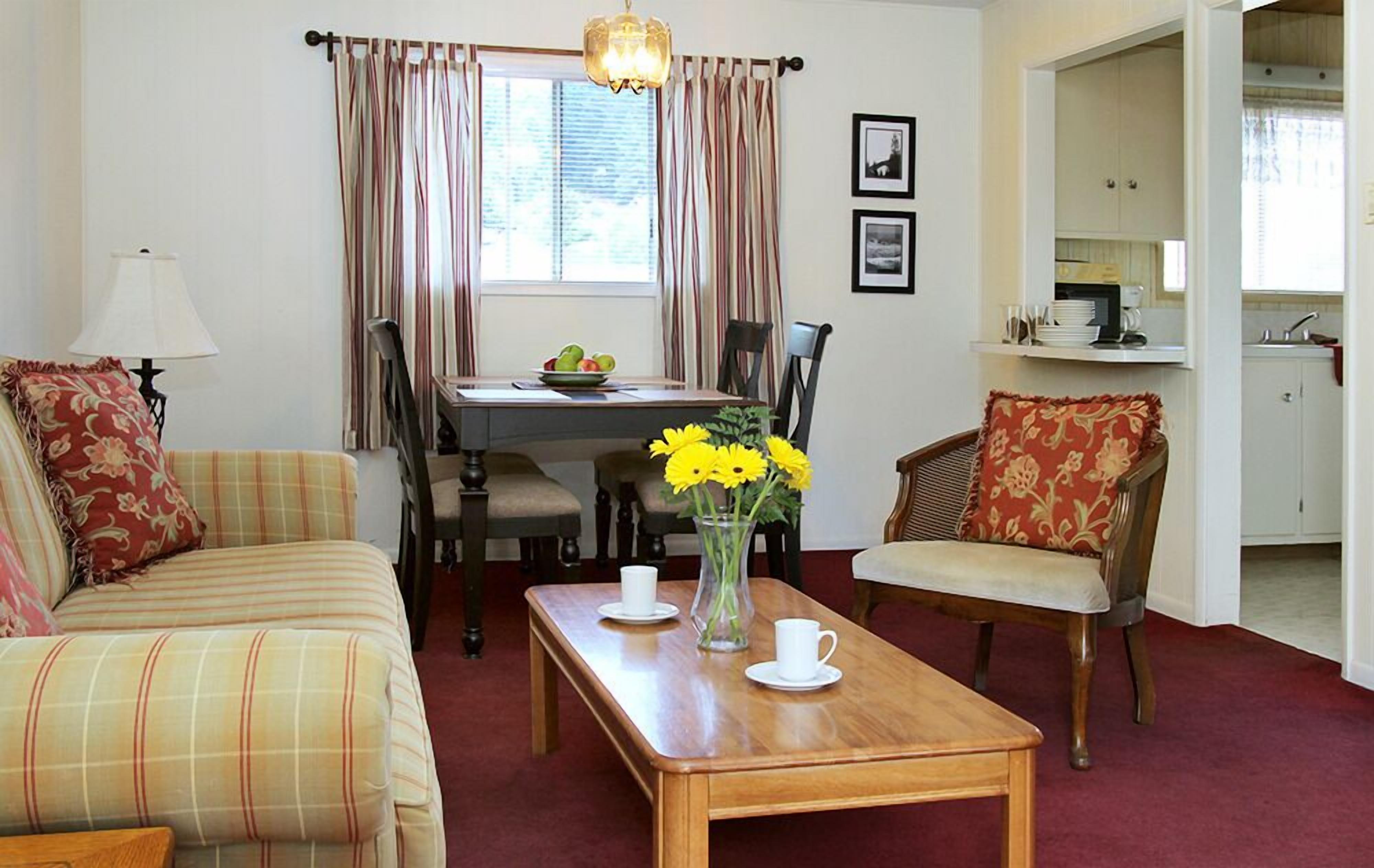 king suite | living area | flat-screen tv