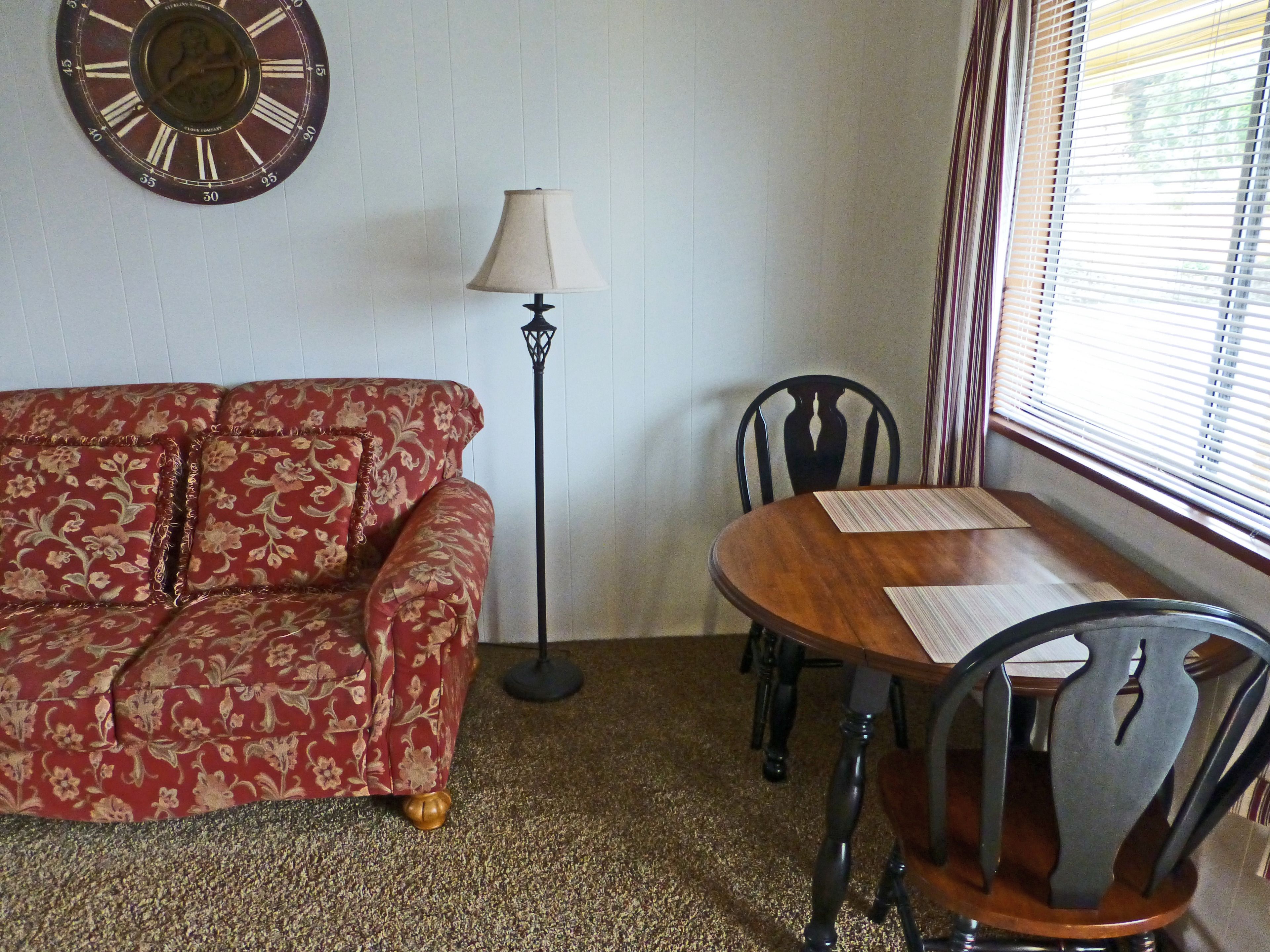 king suite | living area | flat-screen tv