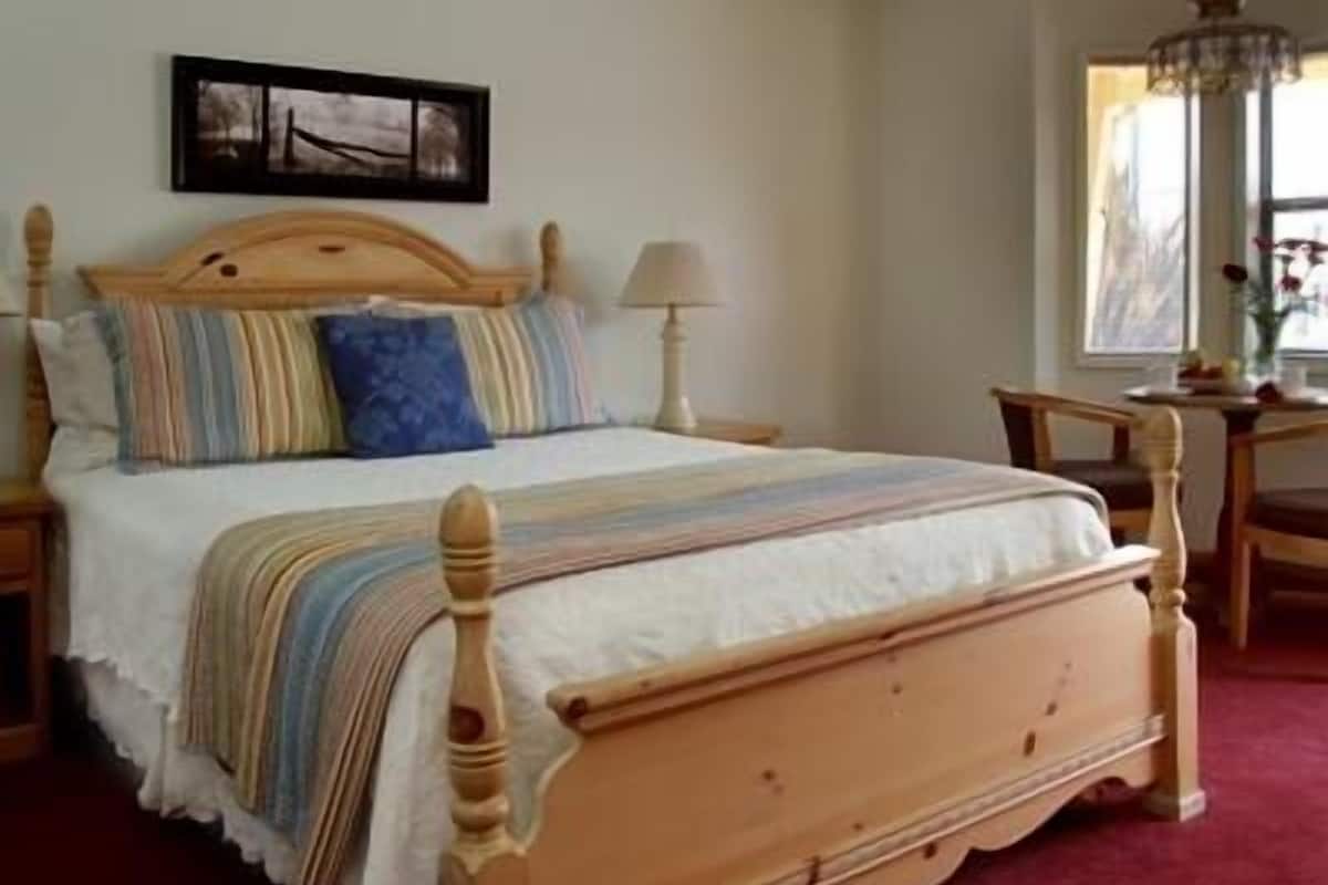 queen room | individually decorated, individually furnished, desk, laptop workspace