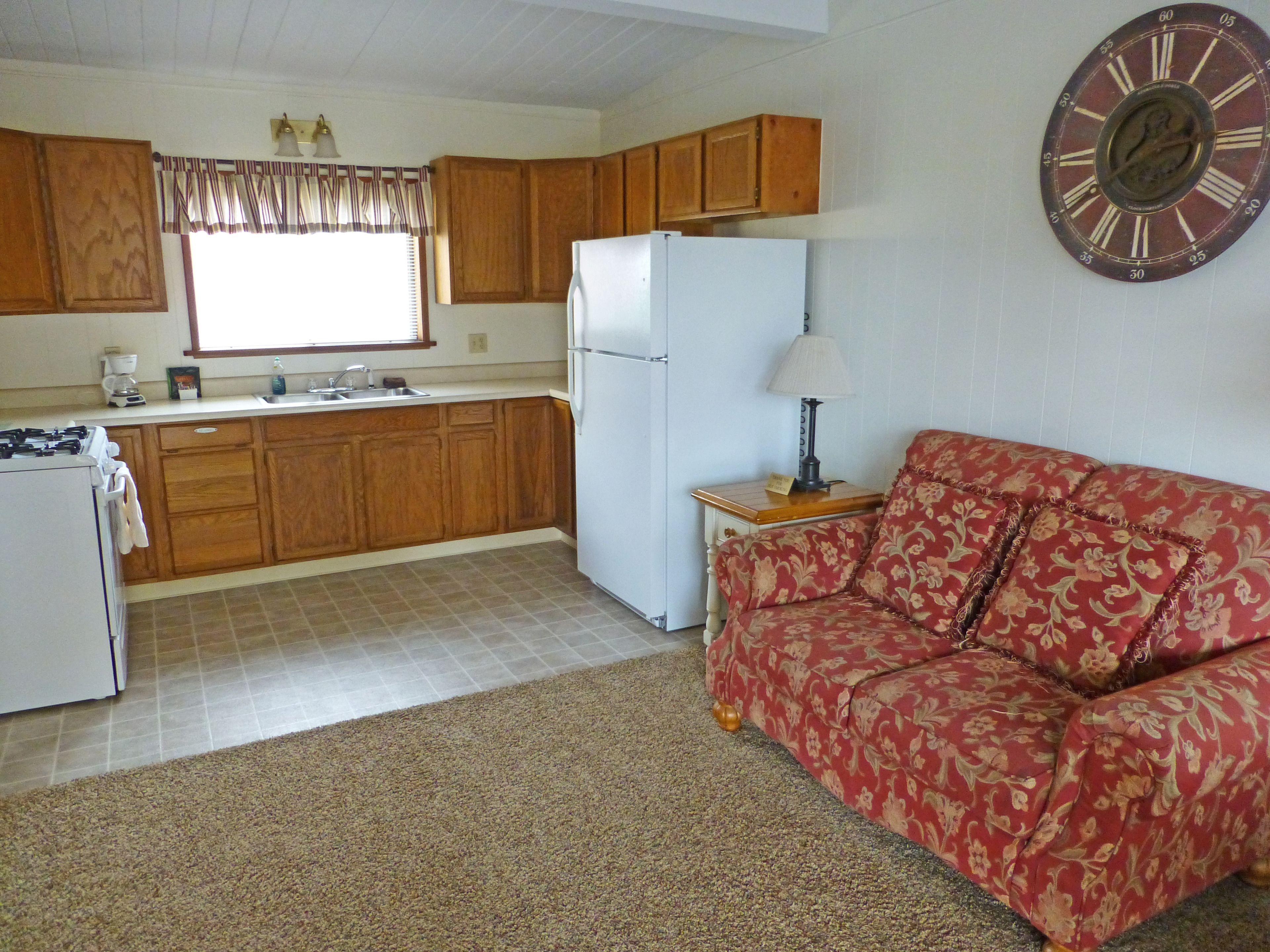 king suite | living area | flat-screen tv