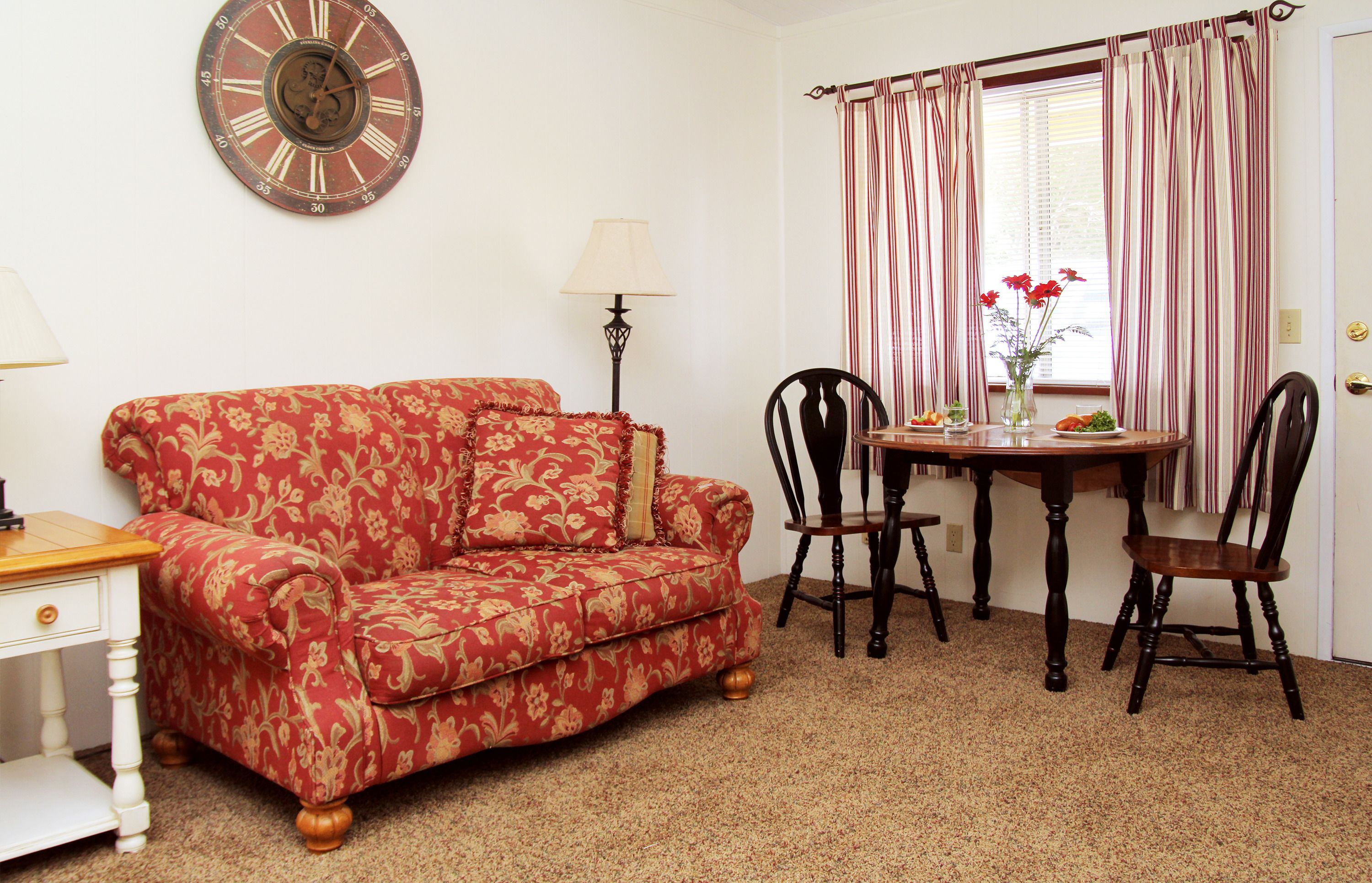 king suite | living area | flat-screen tv