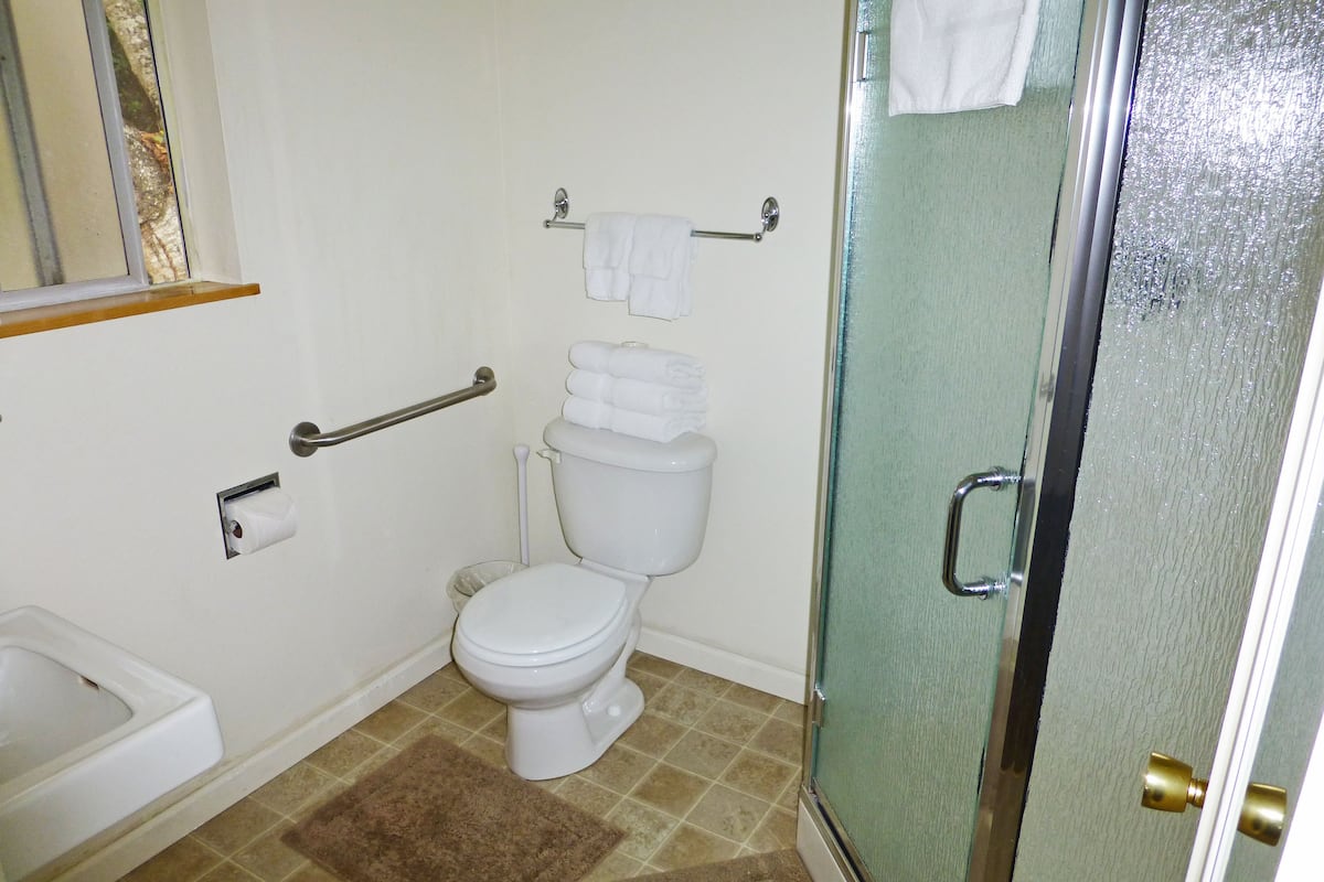 king suite | bathroom | free toiletries, hair dryer, towels, soap