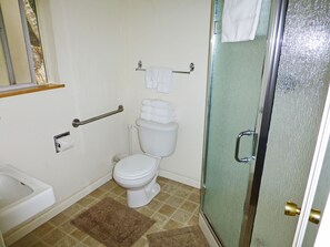 King Suite | Bathroom | Free toiletries, hair dryer, towels, soap