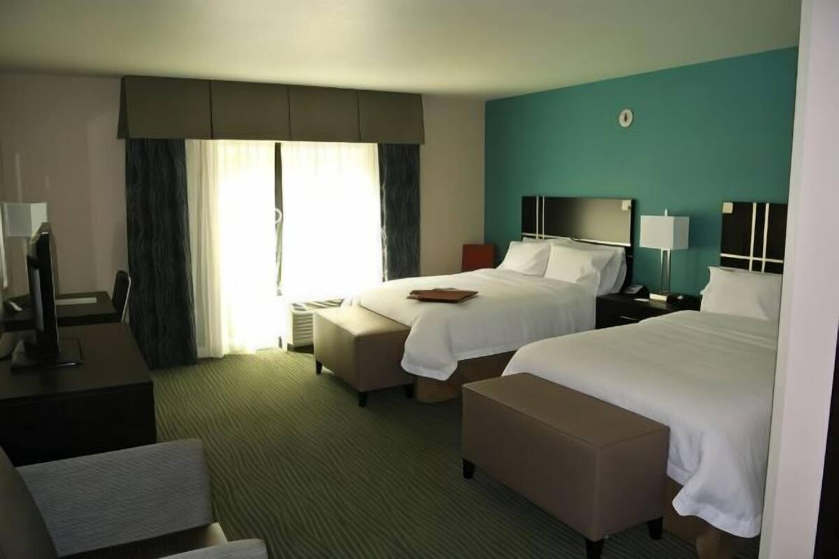 客房内保险箱、遮光窗帘、折叠床/加床(额外收费)、免费 WiFi