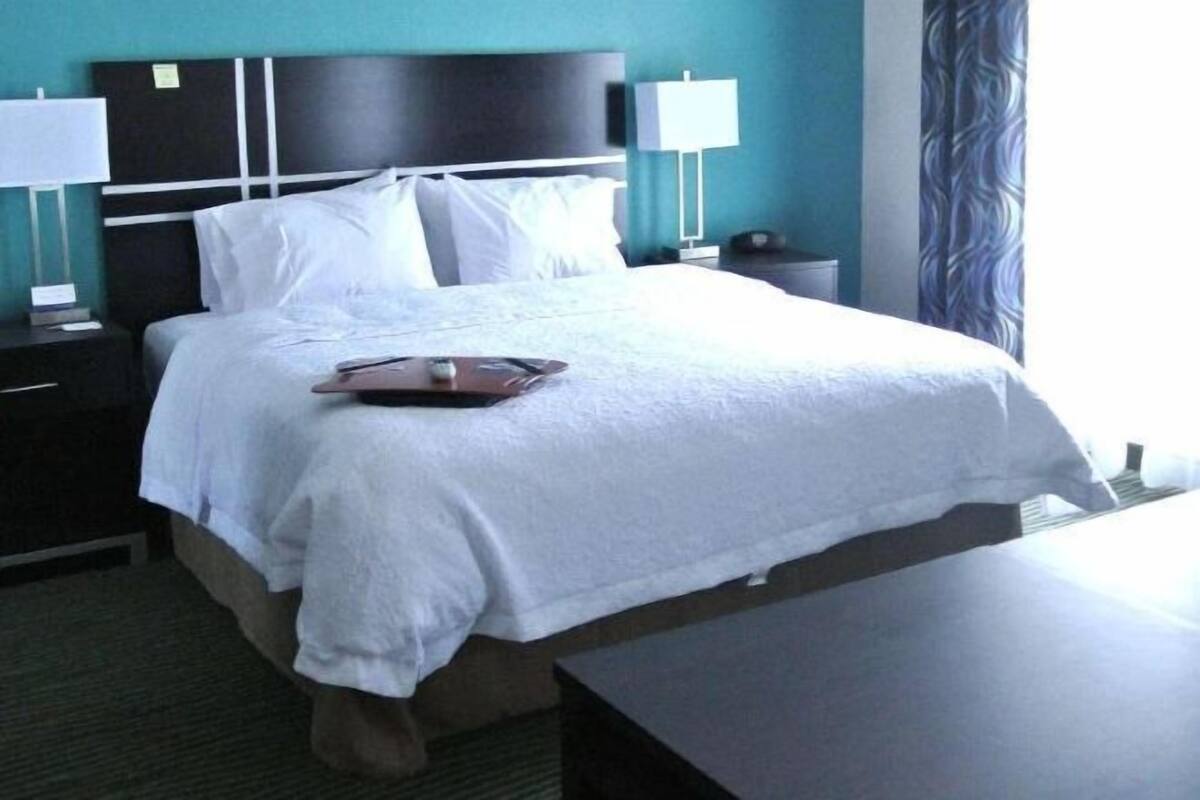 客房内保险箱、遮光窗帘、折叠床/加床(额外收费)、免费 WiFi