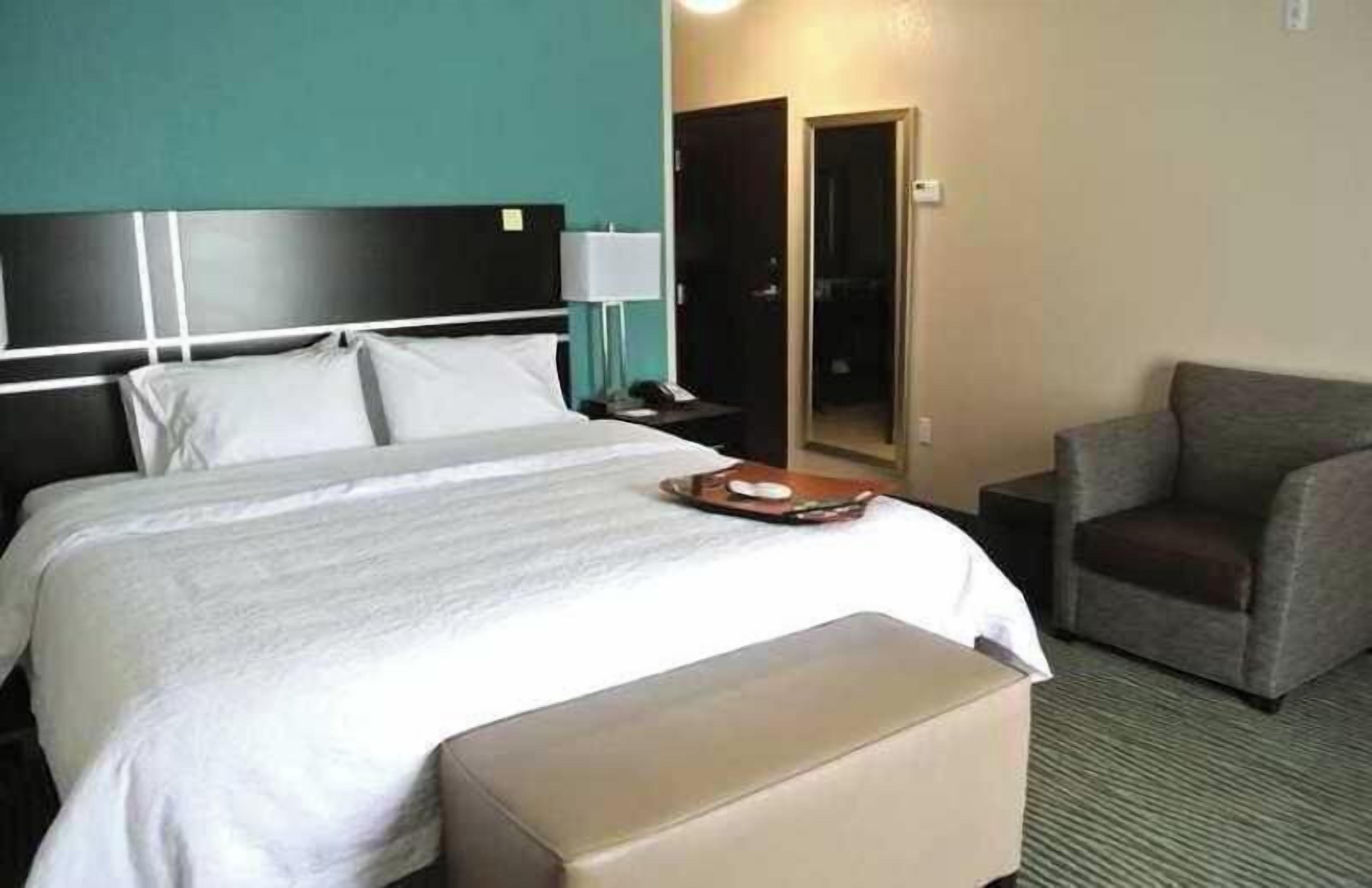 房內夾萬、遮光窗簾/窗簾、摺床/加床 (收費)、免費 Wi-Fi