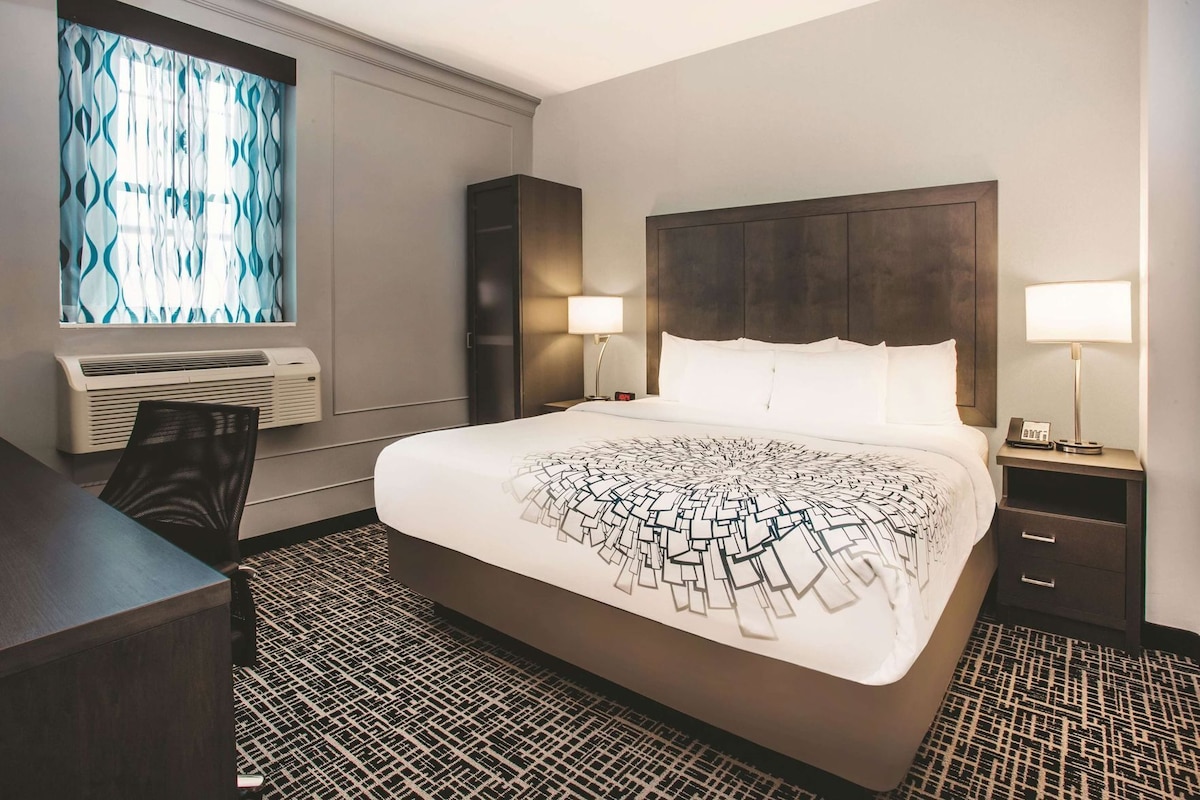 필로우탑 침대, 책상, 노트북 작업 공간, 암막 커튼