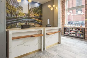 Lobby - La Quinta Inn & Suites by Wyndham Baltimore Downtown (Baltimore)