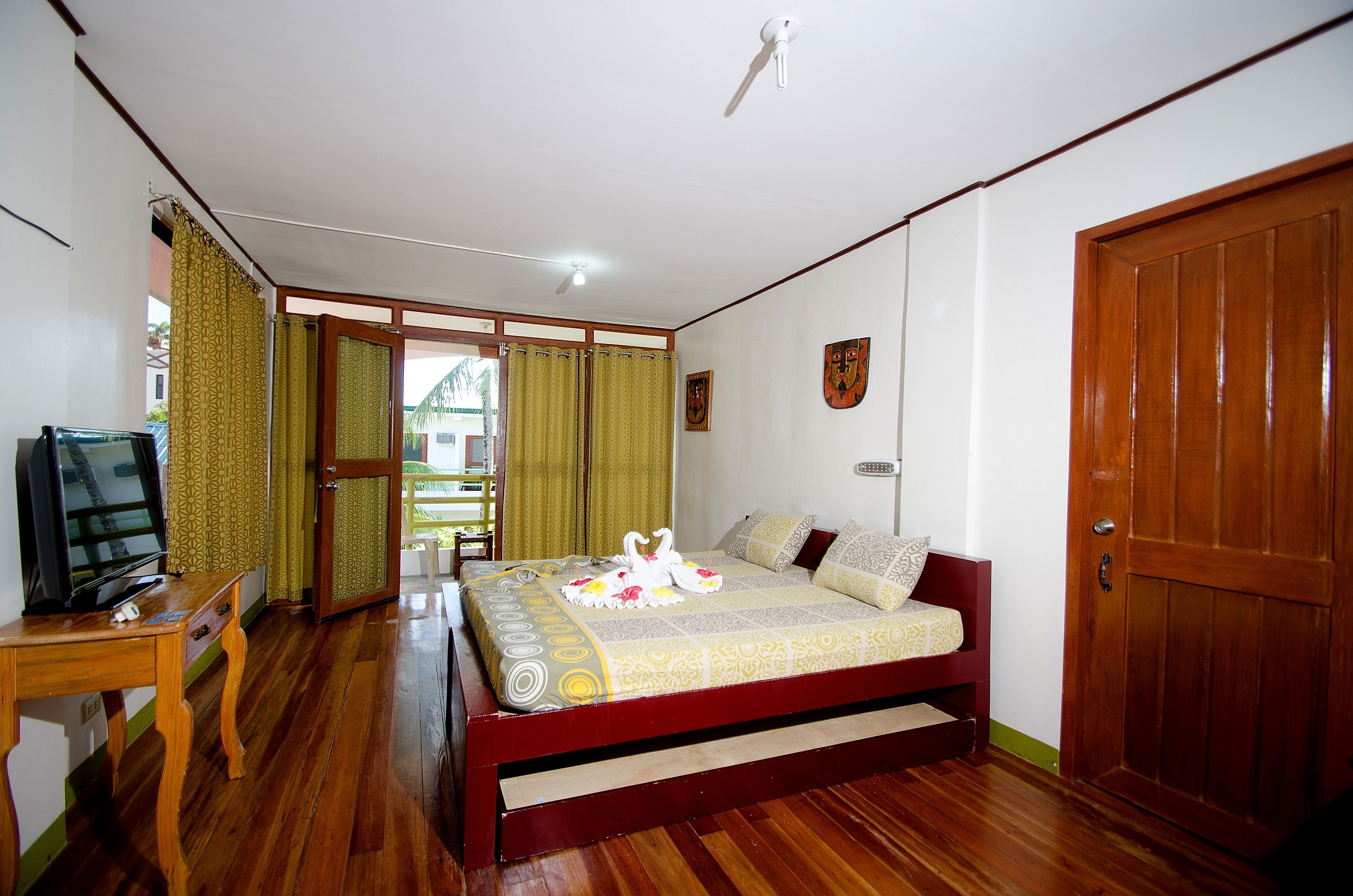 deluxe room, 1 king bed | rollaway beds, free wifi, bed sheets