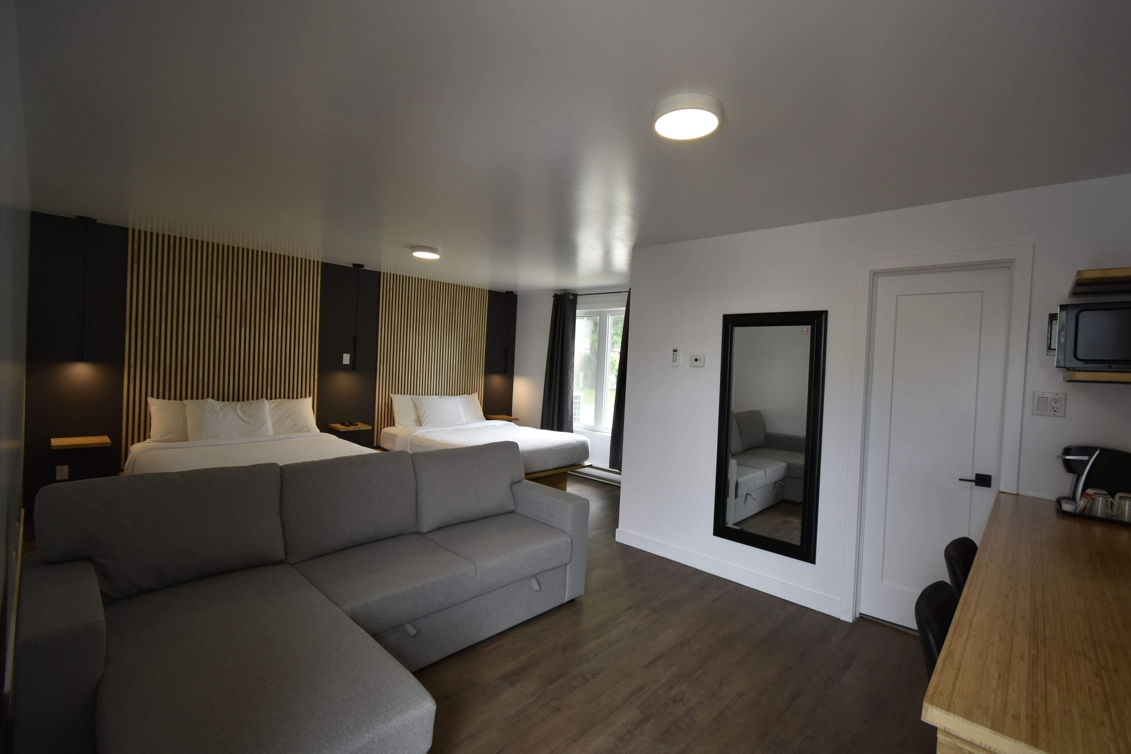 Superior-huone, useita sänkyjä | Työpöytä, kannettavalle tietokoneelle sopiva työtila, äänieristys