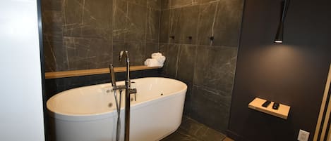 Deluxe Room | Desk, laptop workspace, soundproofing, iron/ironing board