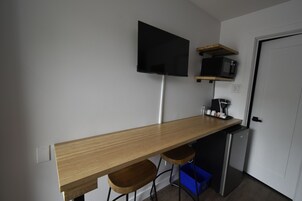 Habitación superior, varias camas | Escritorio y espacio para trabajar con un portátil