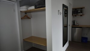 Een praktische keuken met een magnetron, broodrooster en vaatwasser.