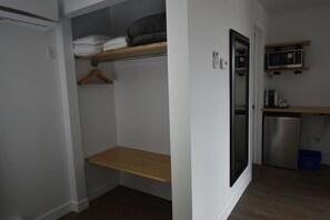 高級客房, 多張床 | 書桌、筆電工作空間、隔音、熨斗/熨衣板