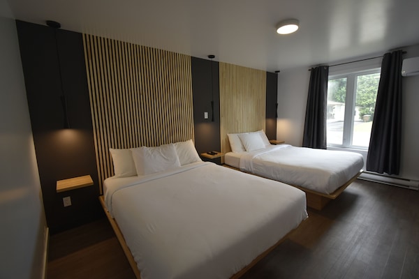 Superior-Zimmer, Mehrere Betten | Schreibtisch, laptopgeeigneter Arbeitsplatz, schallisolierte Zimmer