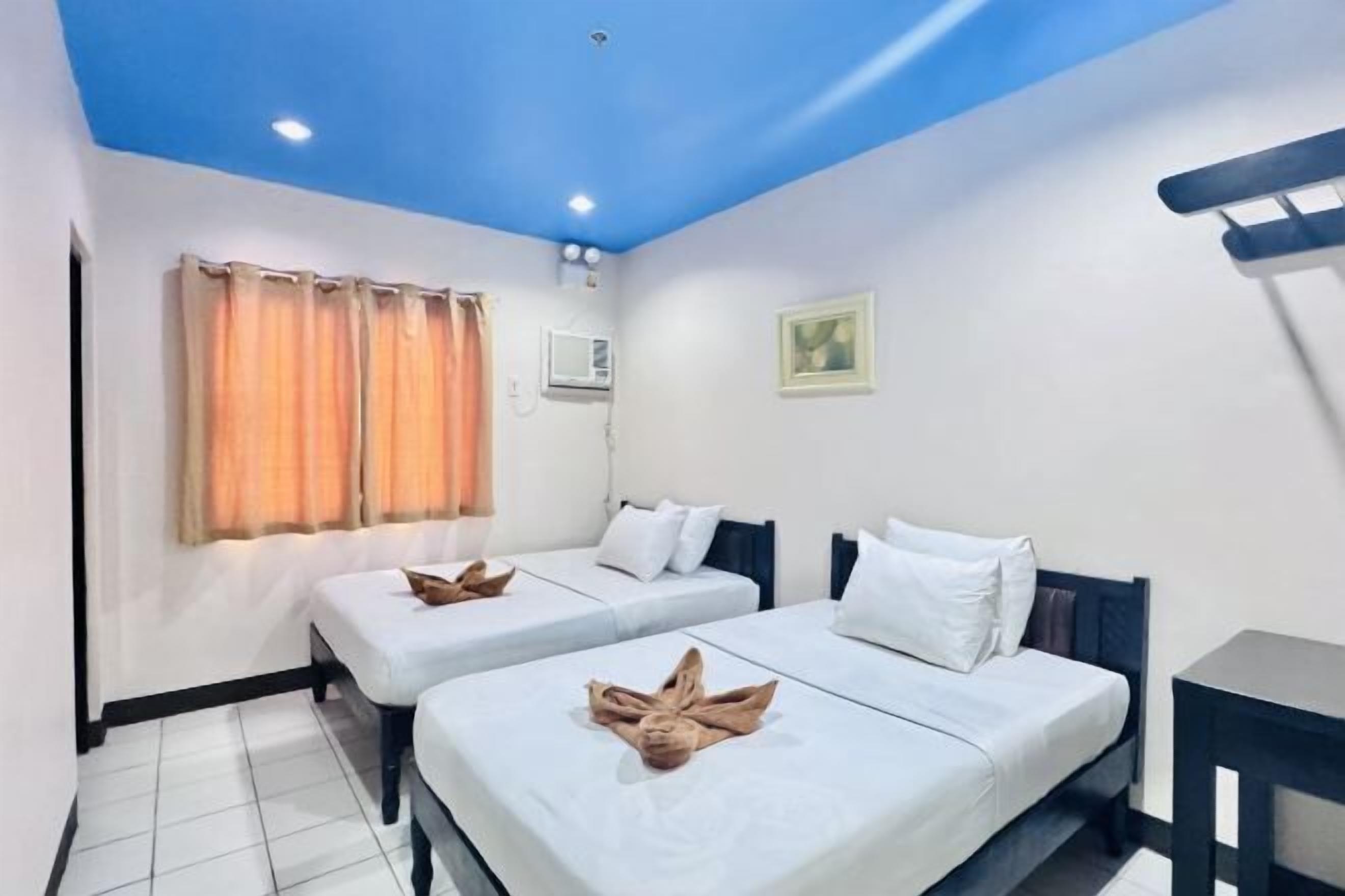 Tirai kedap cahaya dan seprai linen