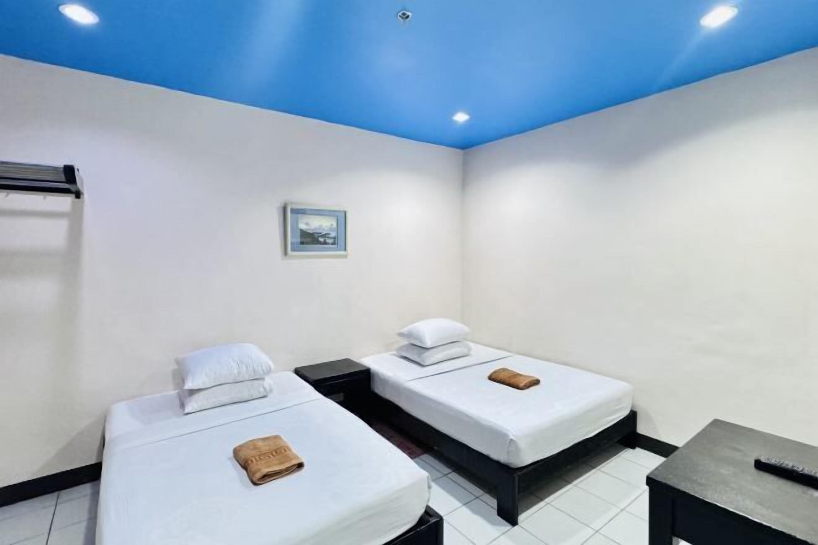 Tirai kedap cahaya dan seprai linen