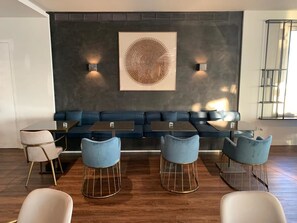 Lounge tại sảnh, nhìn ra bãi biển, mở cửa hàng ngày 