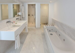 Deep soaking tub, free toiletries, hair dryer, bathrobes - Droushia Heights (Droushia)