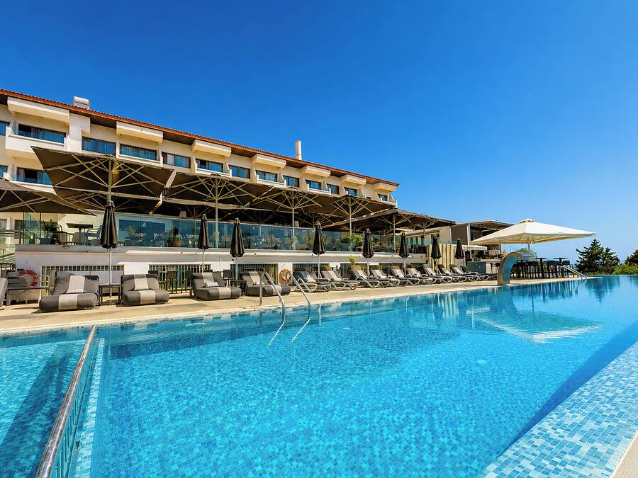 Seasonal outdoor pool, an infinity pool, pool umbrellas, sun loungers