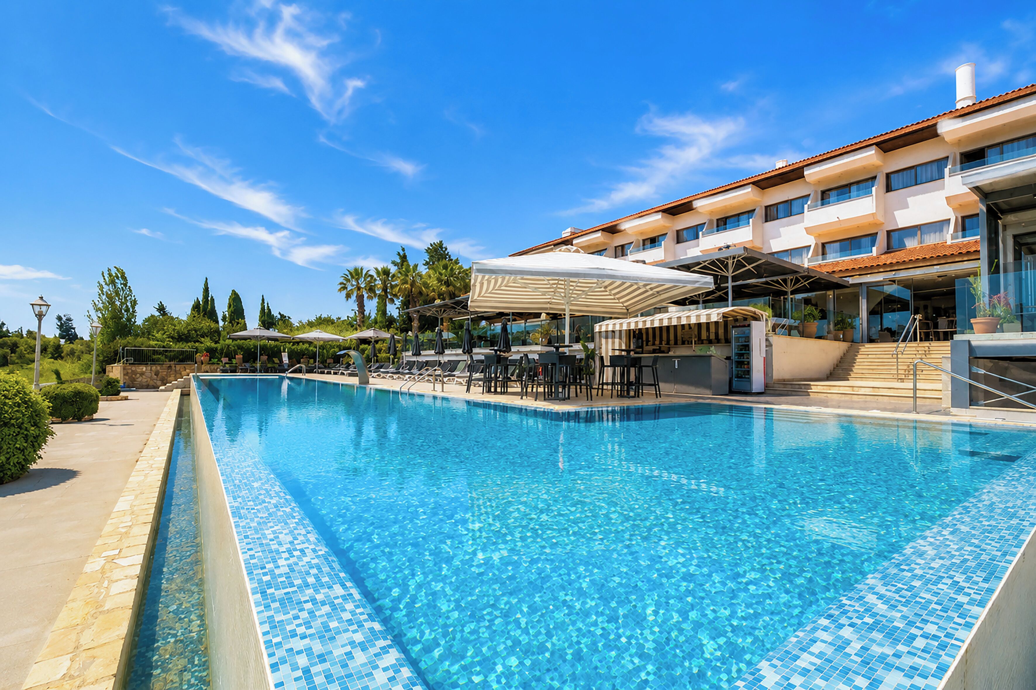 Piscina externa sazonal, piscina infinita, guarda-sóis, espreguiçadeiras