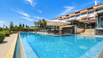 Piscina externa sazonal, piscina infinita, guarda-sóis, espreguiçadeiras
