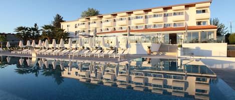 Seasonal outdoor pool, an infinity pool, pool umbrellas, sun loungers