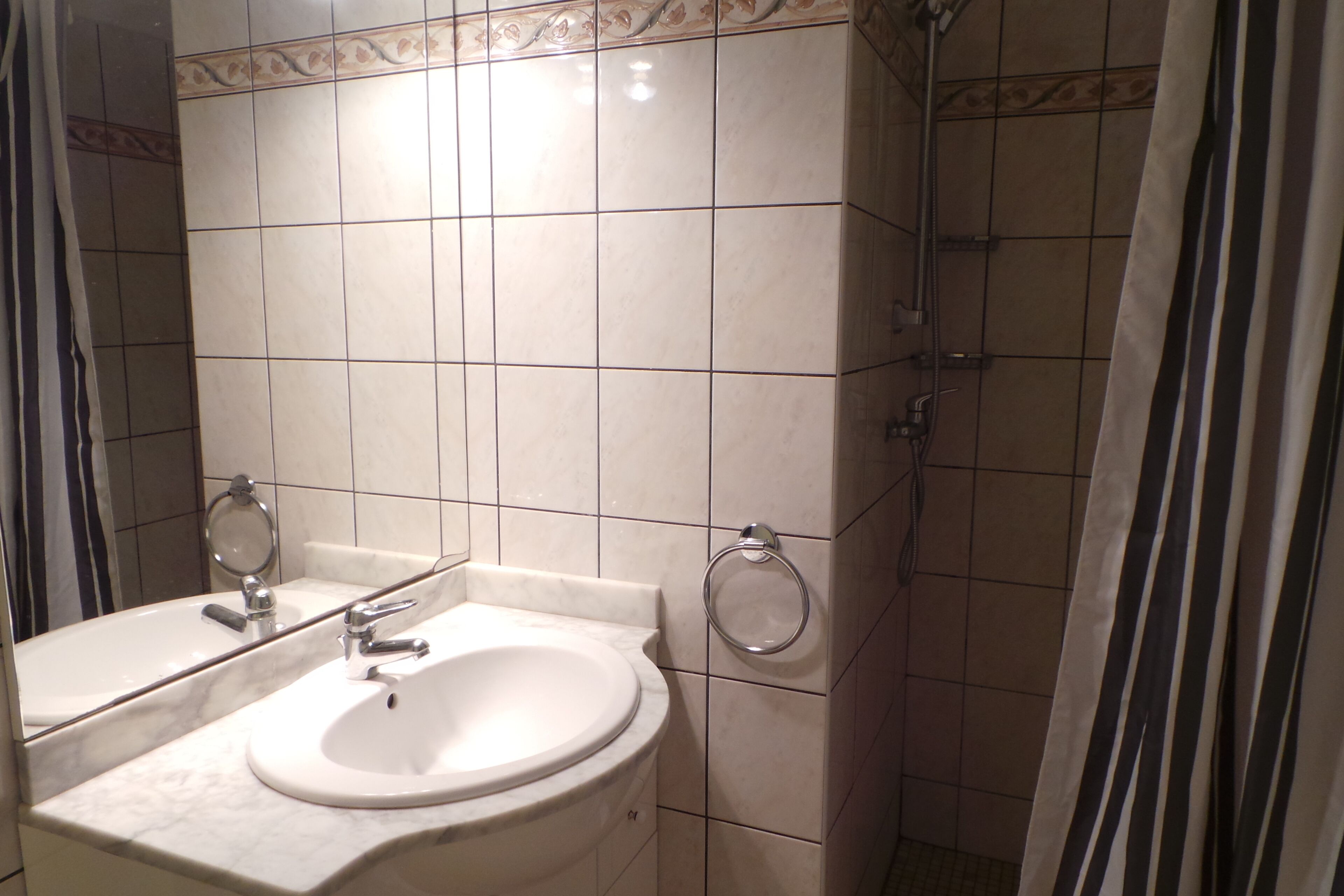 family bungalow, garden view, ground floor | bathroom | shower, free toiletries, hair dryer, towels