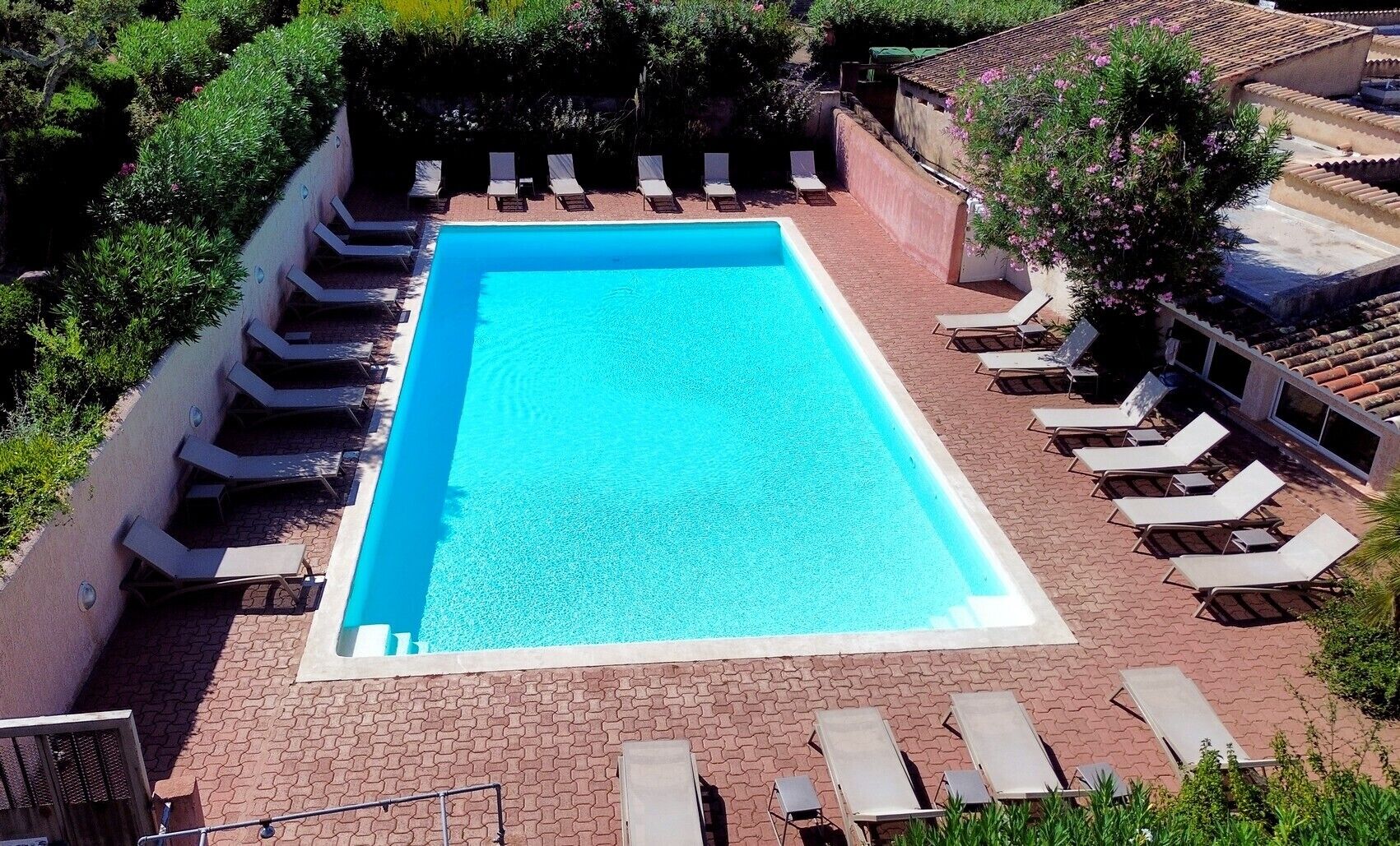 Una piscina al aire libre de temporada
