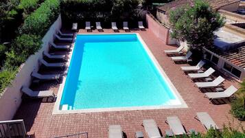 Una piscina al aire libre de temporada