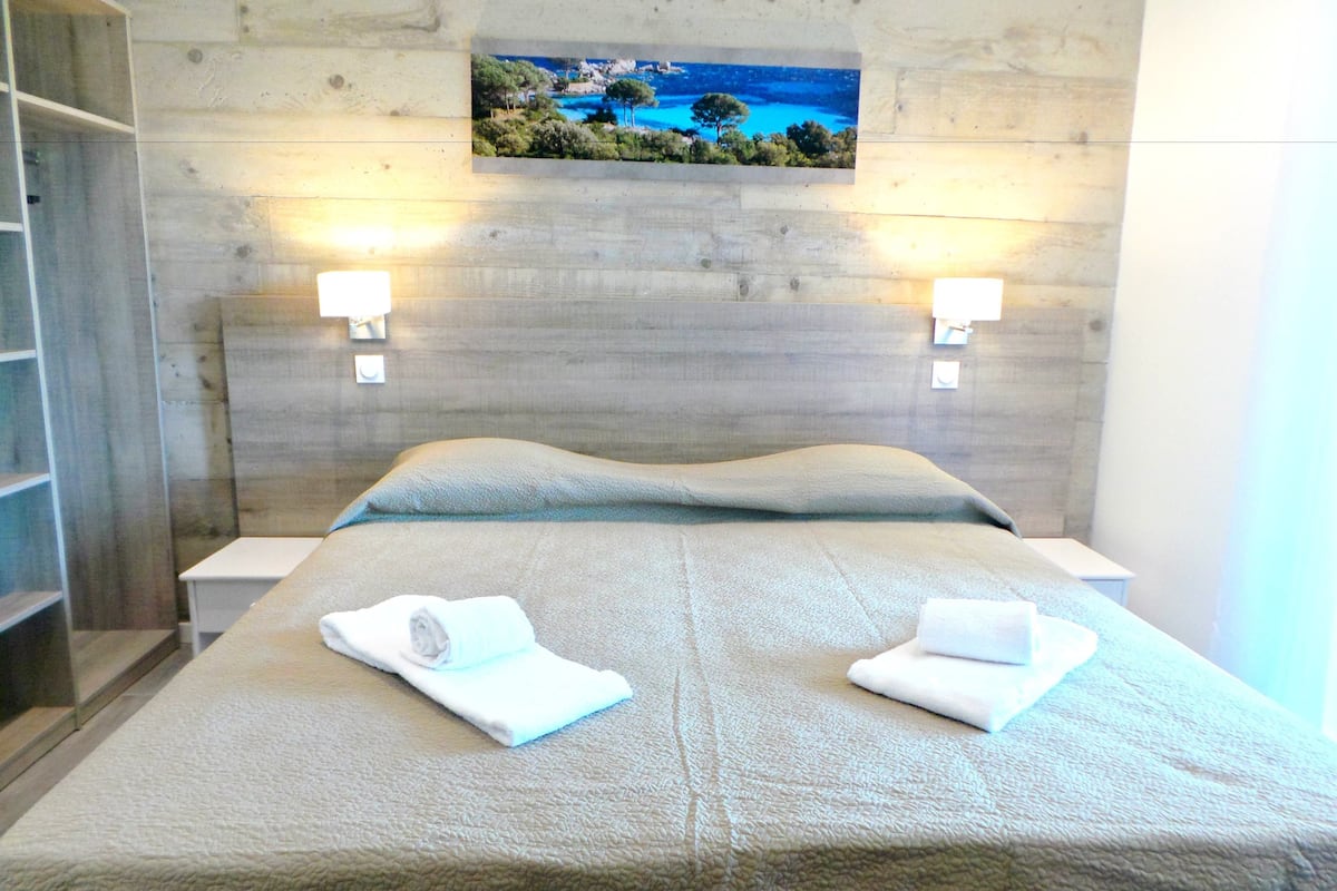 Appart'Hotel ( Studio Prestation Hotel ) | Cortinas blackout, wifi gratis y decoración personalizada
