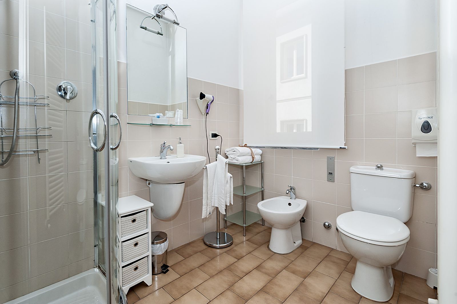 studio | bathroom | shower, hair dryer, bidet, towels