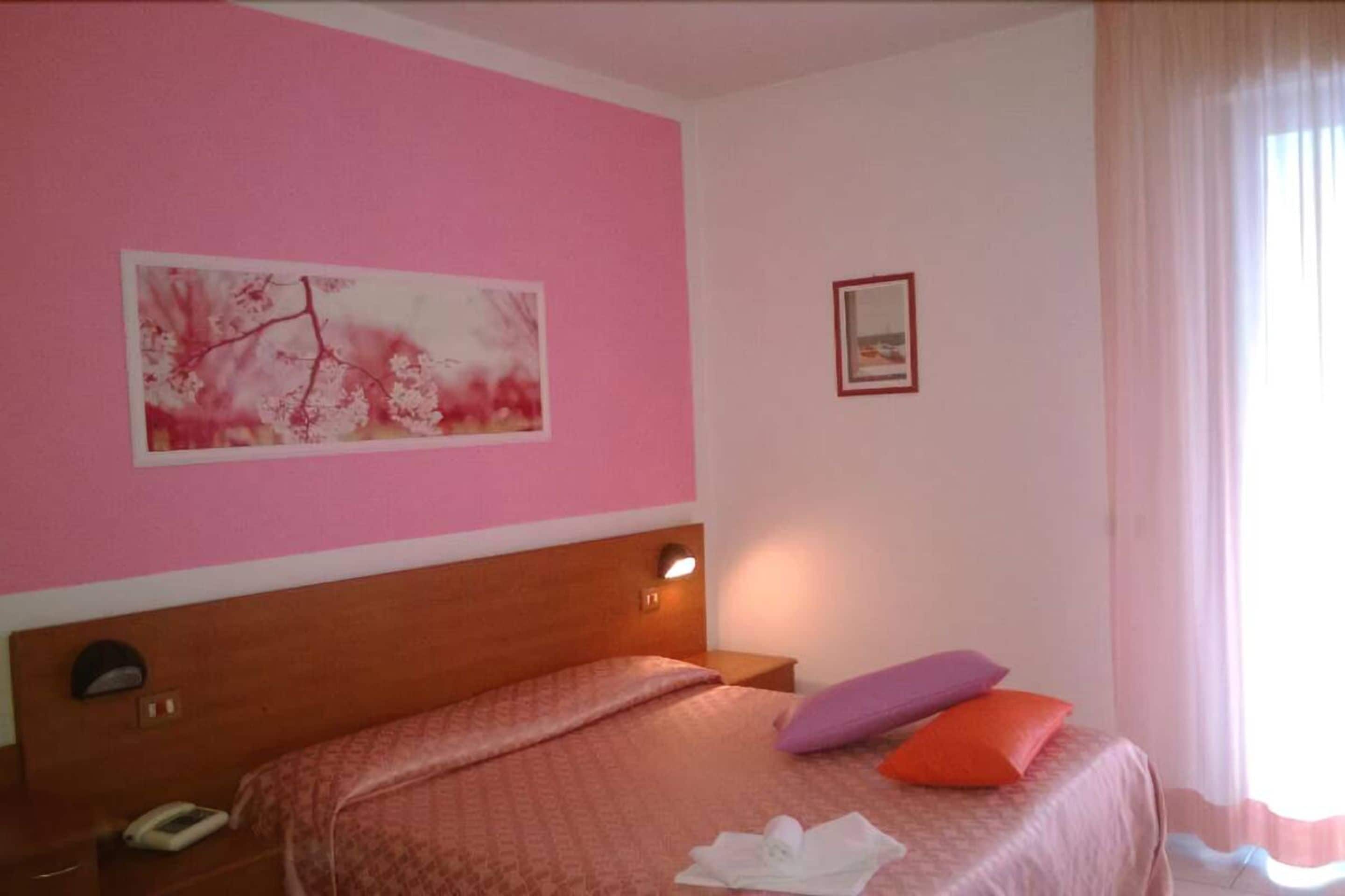 triple room | minibar, in-room safe, individually furnished, desk