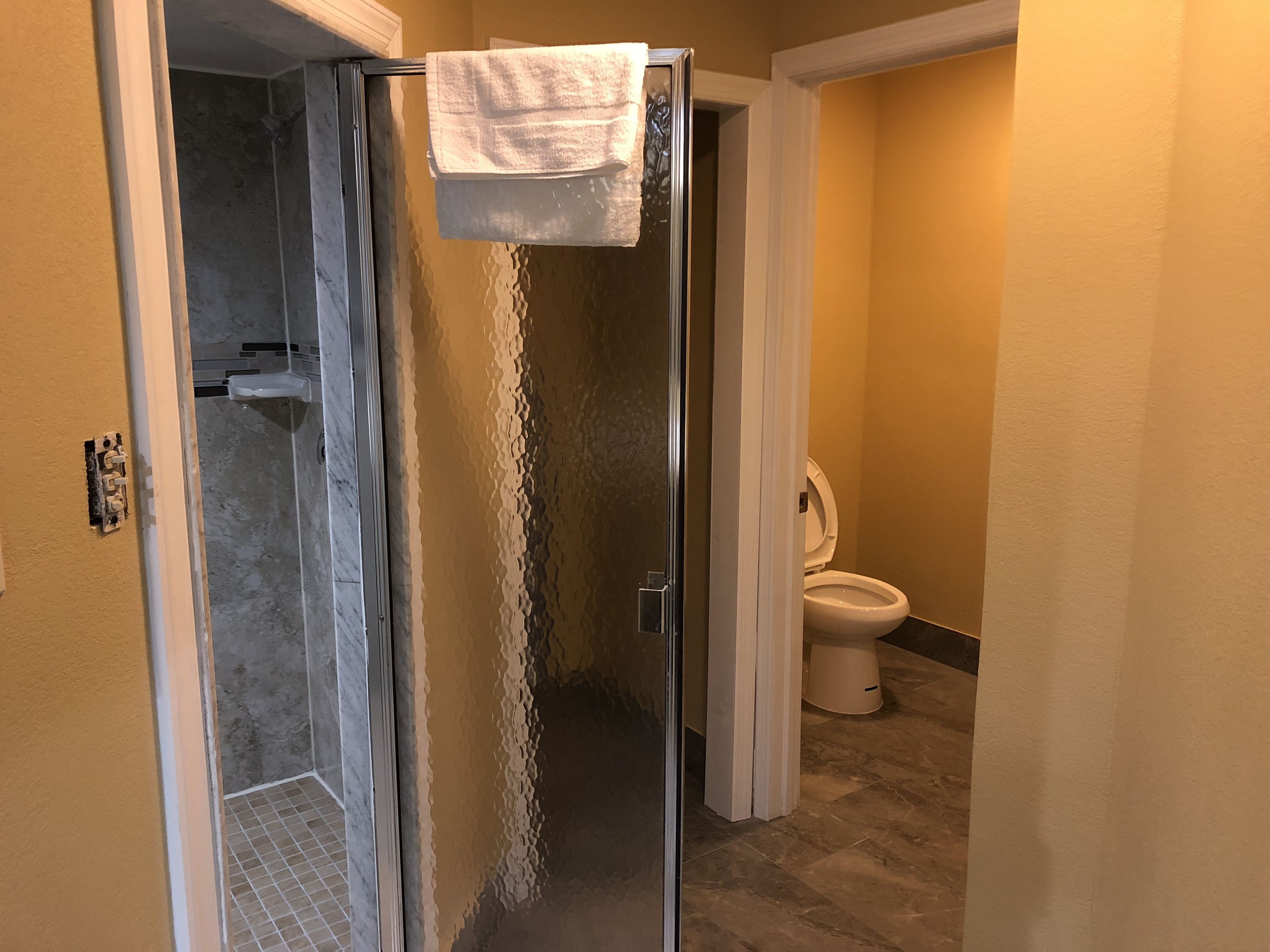 Suite, 1 King-Bett | Badezimmer | Dusche, kostenlose Toilettenartikel, Haartrockner, Handtücher