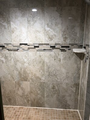 Jungle King Suite (Fireplace and Jetted Tub) | Bathroom | Shower, free toiletries, hair dryer, towels