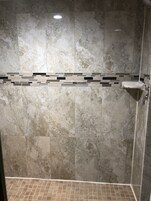 Ducha, artículos de tocador gratuitos, secador de pelo, toallas