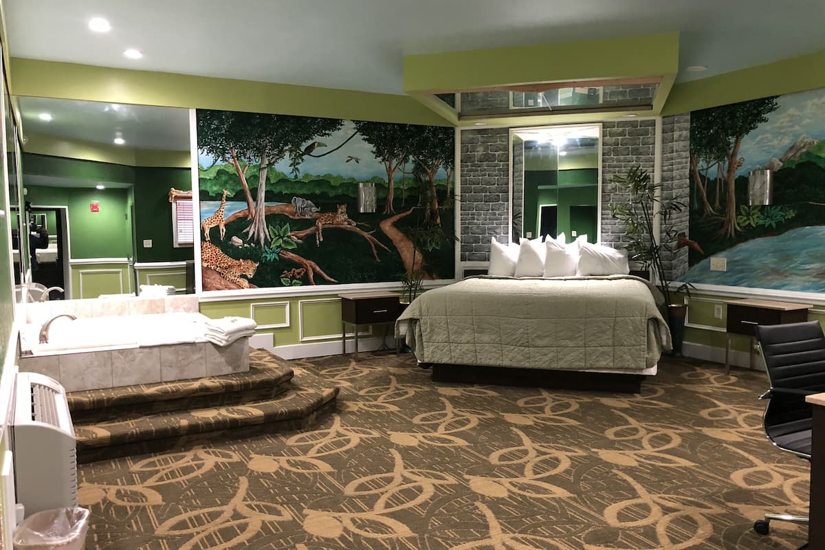 Luxury Single Room, 1 King Bed, Non Smoking, Fireplace (Fireplace and Jetted Tub) | 1 bedroom, free minibar, soundproofing, iron/ironing board