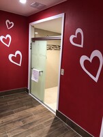 Sweetheart Suite | Bathroom | Shower, free toiletries, hair dryer, towels