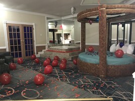 Minibar con artículos gratuitos y sistema de insonorización 