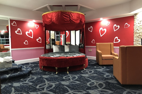 Sweetheart Suite | Minibar (free items), soundproofing, iron/ironing board (on request)