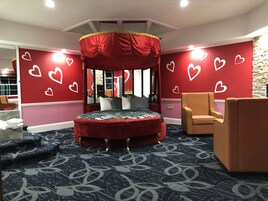 Minibar con artículos gratuitos y sistema de insonorización 