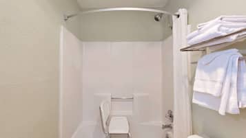 Bañera con ducha, artículos de tocador gratuitos, secador de pelo