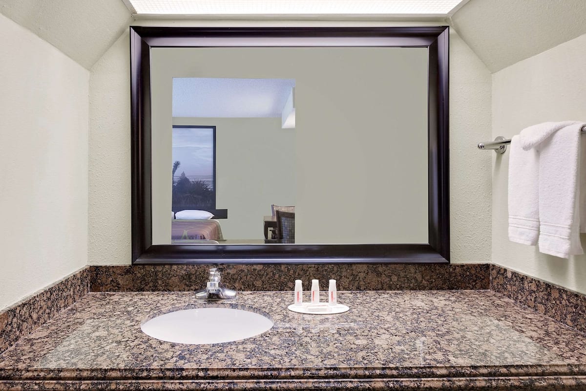 Een bad/douchecombinatie, gratis toiletartikelen, een haardroger