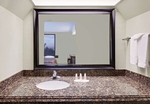 淋浴/盆浴组合、免费洗浴用品、吹风机、毛巾