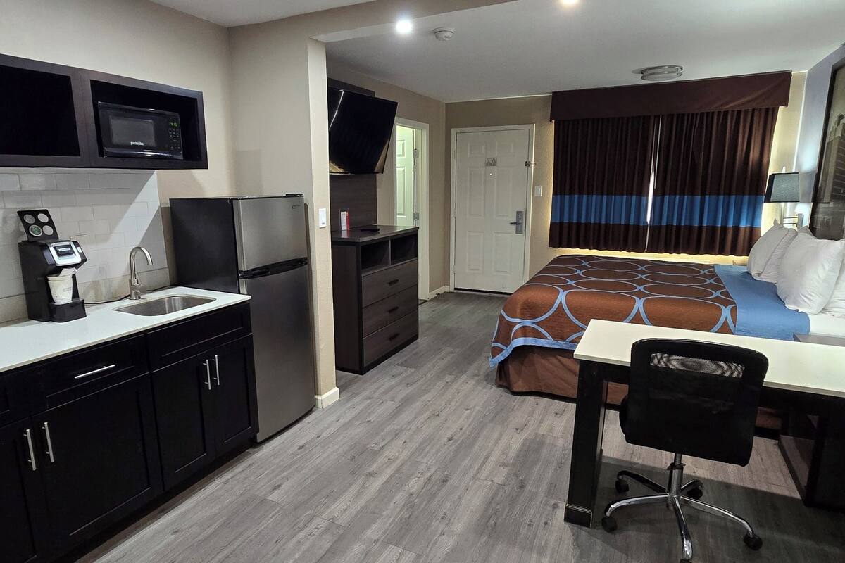 Suite, 1 King Bed, Non Smoking | 1 bedroom, individually decorated, individually furnished, desk