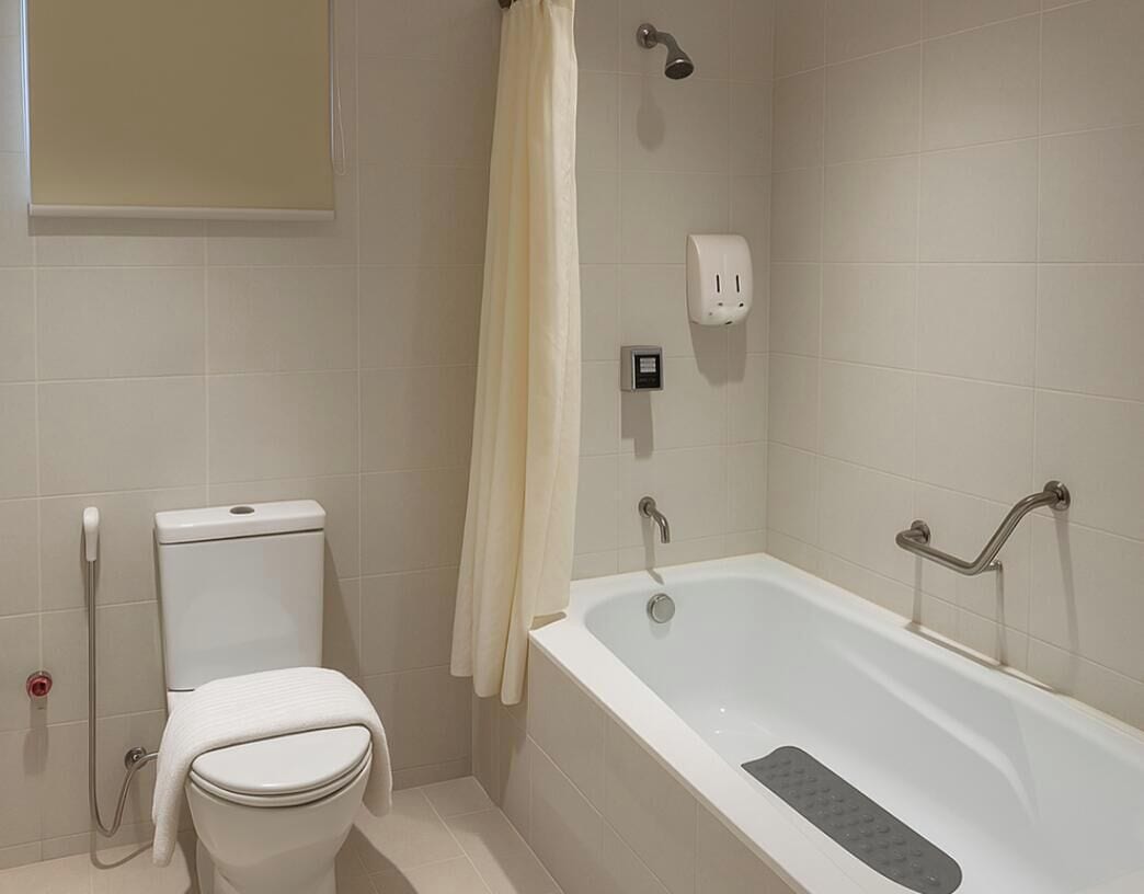 Un baño de lujo con inodoro, bañera y ducha.